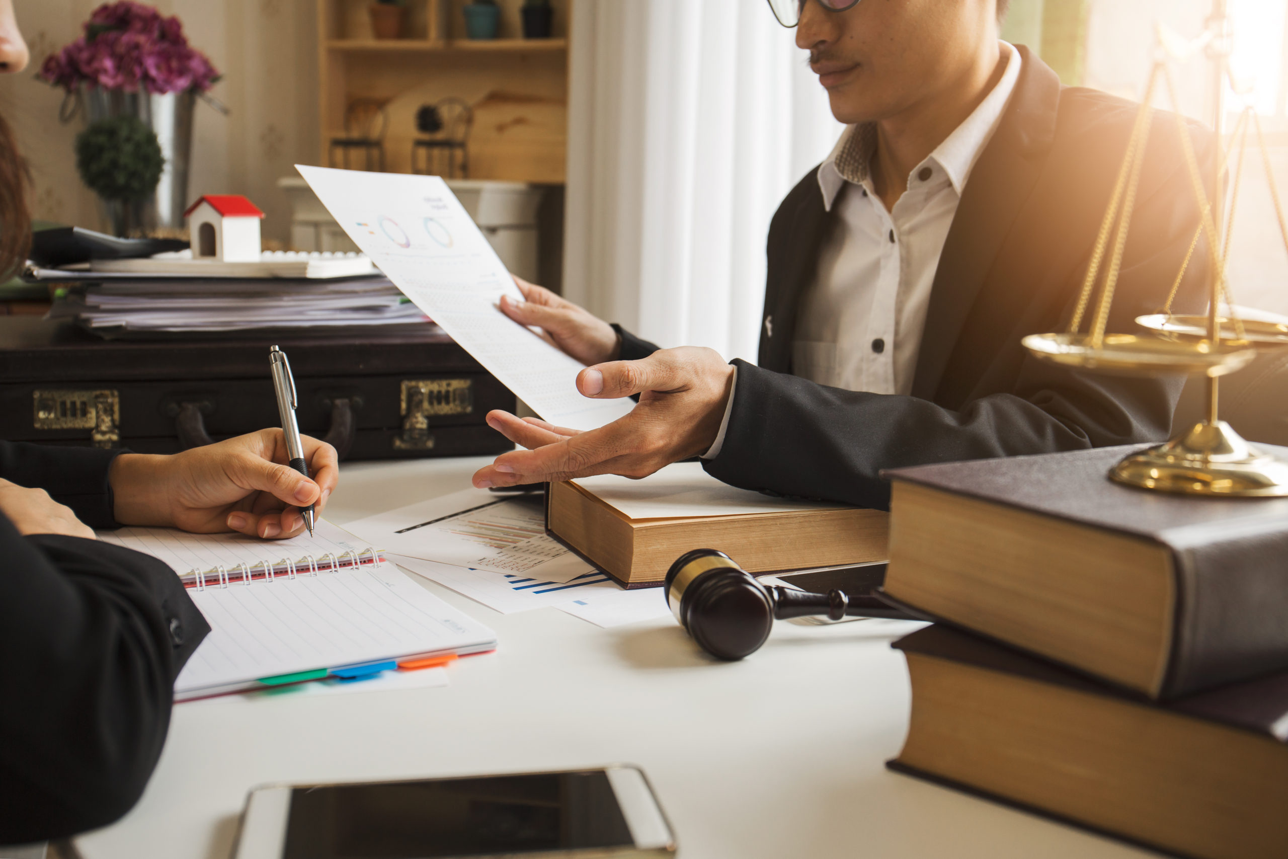 The Hard Work Of An Asian Lawyer In A Lawyer's Office. Counseling And Giving Advice And Prosecutions About The Invasion Of Space Between Private And Government Officials To Find A Fair Settlement.